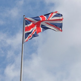 Nationalflagge des Vereinigten Königreichs, auch Union Jack genannt. Große Probleme durch den Brexit, Resignation über die Politik, Inflation, marodes Gesundheitssystem: Andrew Lee analysiert in SWR1 Leute die Lage in Großbritannien kurz vor den Unterhauswahlen.