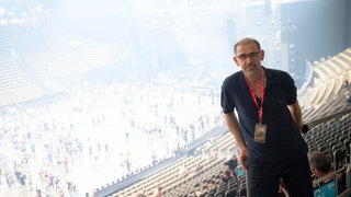 Mick Jagger, Metallica, Amy McDonald, Die Toten Hosen: Das sind nur die ganz großen Namen, die Fotograf Reiner Pfisterer bereits vor der Linse hatte. Seit 40 Jahren fotografiert der Mann aus Bietigheim-Bissingen Musikerinnen und Musiker, reist mit Orchestern und Bands um die Welt, schießt intime Portraits und portraitiert Projekte. In der Ausstellung "From Voices to Images" zeigt er jetzt sein Werk - in SWR1 Leute schauen wir darauf zurück – und natürlich in die Zukunft.