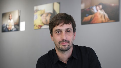 Der Fotograf und Pulitzer-Preisträger Daniel Etter sitzt am 28.09.2017 in seiner Ausstellung «Die Stille nach der Katastrophe» in der Galerie «Leica Fotografie International» (LFI) in Hamburg.