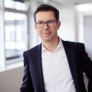 Dr. Frank Schäffler, Insolvenzverwalter und Jurist, blickt in die Kamera. Er verrät, wie es hinter den Kulissen der Insovenzverfahren in Deutschland zugeht.