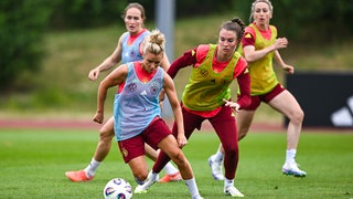 Deutsche Fußball-Nationalmannschaft: Linda Dallmann (Deutschland) im Training im Zweikampf mit Rafaela Borggräfe (Deutschland)