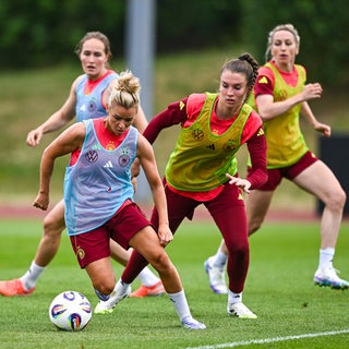 Deutsche Fußball-Nationalmannschaft: Linda Dallmann (Deutschland) im Training im Zweikampf mit Rafaela Borggräfe (Deutschland)