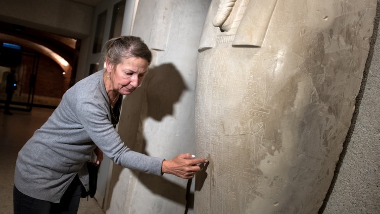 Prof. Friederike Seyfried, Direktorin des Ägyptischen Museums, zeigt Spuren der Sachbeschädigungen an einem Sarkophag des Propheten Ahmose im Neuen Museum