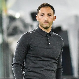 Fußballtrainer Domenico Tedesco hat die Hände in der Hosentasche und schaut kritisch. Domenico Tedesco: erfahrener Fußballtrainer in Warteschleife. Was plant er nach seinem Ende als Coach der belgischen Nationalmannschaft?  Domenico Tedesco kam als Zweijähriger aus Süditalien nach Baden-Württemberg und wuchs in Esslingen auf - in SWR1 Leute sprechen wir über seine Karriere und seine Pläne.