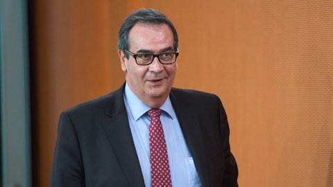 Journalist Georg Streiter im Bundeskanzleramt in Berlin. Er ist der Erfinder der Bild-Schlagzeile "Wir sind Papst" und weiß, dass er bald sterben wird: Georg Streiter hat Lungenkrebs und spricht in SWR1 Leute übers Warten auf den Tod.