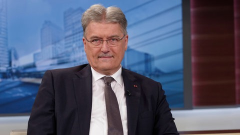 Gerhard Conrad im Fernsehstudio. Gerhard Conrad war Agent des BND. In SWR1 Leute erzählt der Nahost Experte über den Gaza Krieg zwischen Israel und der Hamas, die Chance auf Frieden und den Umgang mit Terroristen.
