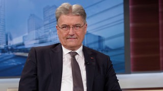 Gerhard Conrad im Fernsehstudio. Gerhard Conrad war Agent des BND. In SWR1 Leute erzählt der Nahost Experte über den Gaza Krieg zwischen Israel und der Hamas, die Chance auf Frieden und den Umgang mit Terroristen.