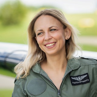 Hagelfliegerin und Hebamme Julia Rexroth lacht und schaut an der Kamera vorbei