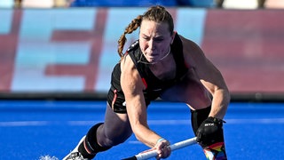 Ex Hockey-Nationalspielerin Nike Rühr (früher Lorenz) beim Ausfuehren einer Strafecke. Olympiamedaillen, Weltmeisterschaften, EM-Finalspiele und Deutsche Meistertitel: Nike Rühr ist dankbar für ihre Hockey-Karriere. Sie kritisiert aber auch offen das System des deutschen Hochleistungssports und die mangelnde Förderung.