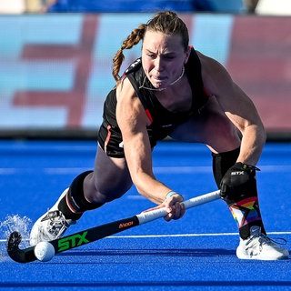 Ex Hockey-Nationalspielerin Nike Rühr (früher Lorenz) beim Ausfuehren einer Strafecke. Olympiamedaillen, Weltmeisterschaften, EM-Finalspiele und Deutsche Meistertitel: Nike Rühr ist dankbar für ihre Hockey-Karriere. Sie kritisiert aber auch offen das System des deutschen Hochleistungssports und die mangelnde Förderung.