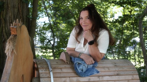 Jasmin Sahin, ehrenamtliche Geschäftsführerin des Kinderhilfswerk UNESON, lächelt in die Kamera. Das Kinderhilfswerk "United Social Network", UNESON, hilft Geflüchteten, auch in der Landes-Erstaufnahme-Einrichtung Karlsruhe – aktuell ganz besonders Kindern aus der Ukraine.
