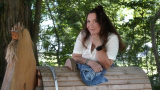 Jasmin Sahin, ehrenamtliche Geschäftsführerin des Kinderhilfswerk UNESON, lächelt in die Kamera. Das Kinderhilfswerk "United Social Network", UNESON, hilft Geflüchteten, auch in der Landes-Erstaufnahme-Einrichtung Karlsruhe – aktuell ganz besonders Kindern aus der Ukraine.