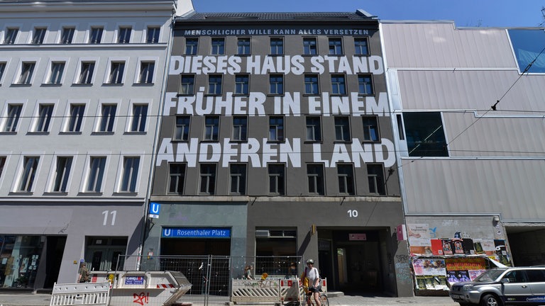 Die Fassade des Hauses wurde gestaltet von Werbetexter Jean-Remy von Matt. Dort steht: " Menschlicher Wille kann alles versetzen. Dieses Haus stand früher in einem anderen Land."