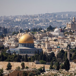 Die Altstadt von Jerusalem (Israel) mit dem Tempelberg. Zu sehen ist unter anderem der Felsendom mit seiner goldenen Kuppel und der Berg Zion mit der Dormitio-Abtei.