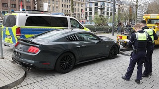 Polizeibeamte stehen während der Fahrzeug-Kontrolle neben einem kontrollierten PKW.  Dieter Schäfer ist zu Gast in SWR1 Leute - er war Chef der Mannheimer Verkehrspolizei - erfolgreich ging er gegen Poser-Szene vor und engagiert sich für mehr LKW-Sicherheit.