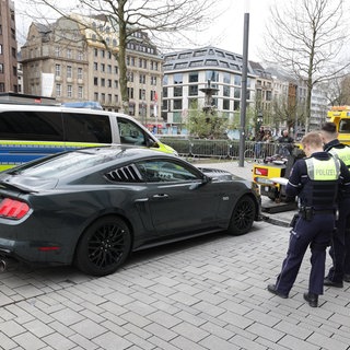Polizeibeamte stehen während der Fahrzeug-Kontrolle neben einem kontrollierten PKW.  Dieter Schäfer ist zu Gast in SWR1 Leute - er war Chef der Mannheimer Verkehrspolizei - erfolgreich ging er gegen Poser-Szene vor und engagiert sich für mehr LKW-Sicherheit.
