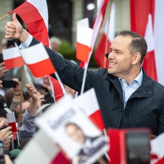 Karol Nawrocki, Leiter des Instituts für Nationales Gedenken (IPN) und Kandidat für die Präsidentschaftswahlen 2025, gestikuliert während des Wahlkampfes.