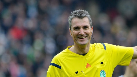 Schiedsrichter Knut Kircher beim Spiel FC Bayern München gegen Hannover 96 in der Bundesliga.