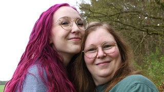 Künstlerin Bonnie Leben und Heilpraktikerin Maike Mertens, Die 24jährige Bonnie Leben führt ein Leben, das wir uns kaum vorstellen können. Denn in ihrem Körper leben viele Personen, auf deren Wünsche und Vorstellungen sie Rücksicht nehmen muss
