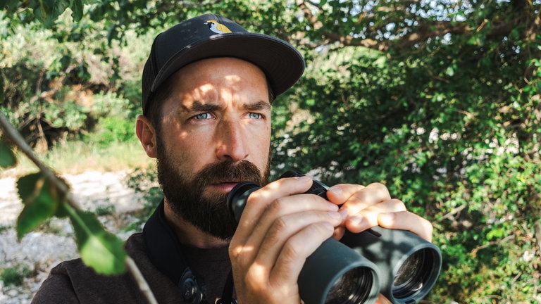 Der Ornithologe und Naturschutzbiologe Leander Khil schreibt Bücher über Vögel und Vogelbeobachtung.