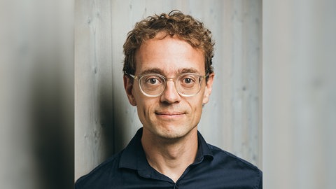 Linguist Prof. Dr. Simon Meier-Vieracker beschäftigt sich intensiv mit der Sprache des Fußballs und der Fans. | Prof. Meier-Vieracker blickt direkt in die Kamera