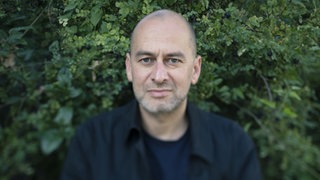 Mafia-Experte Sandro Mattioli ist zu Gast in SWR1 Leute. Alle größeren italienischen Mafia-Clans wie "Cosa Nostra", "Camorra" oder "Ndrangetha" haben ihre meisten Mitglieder mutmaßlich in Baden-Württemberg. Sandro Mattioli ist Journalist und intimer Kenner der Strukturen der Mafia. Er setzt sich für eine effektivere Bekämpfung der Mafia in Baden-Württemberg ein. Wo stehen wir im Kampf gegen das organisierte Verbrechen? Das erzählt uns Sandro Mattioli in SWR1 Leute.