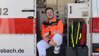 Marcel Wilhelm ist zu Gast in SWR1 Leute. Er ist einer der bekanntesten Rettungssanitäter Deutschlands und zeigt auf Social Media, wie sein spannender Arbeitsalltag aussieht. In der Notfallrettung ist er regelmäßig in Frankfurt im Einsatz.