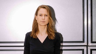 Klimakrise, Identitätspolitik oder das Weltgeschehen: Diskussionen zu diesen Themen sind wenig rational, sondern stark emotionsgeladen. Die Neurowissenschaftlerin Prof. Maren Urner fordert deshalb, dass die Politik Verstand und Emotionen nicht trennt, sondern wieder gemeinsam einbindet. Das Bild zeigt Maren Urner 