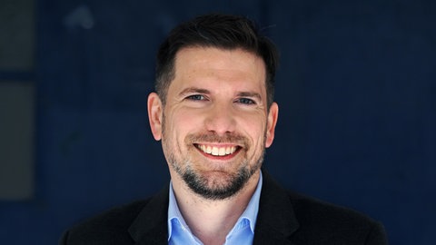 Der Spezialist für seltene Erkrankungen, Dr. Martin Mücke, sagt: Wenn er dem Patienten nicht gut zuhört, hat er keine Chance, der Krankheit hinter den Symptomen auf die Schliche zu kommen. Er ist zu Gast in SWR1 Leute.