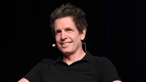 Medienwissenschaftler Martin Andree. Falls nicht gegengesteuert wird, sagt Andree, könnten die großen Konzerne wie Amazon, Alphabet, Meta und Microsoft unser digitales Leben immer mehr kontrollieren.