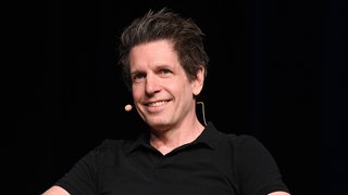 Medienwissenschaftler Martin Andree. Falls nicht gegengesteuert wird, sagt Andree, könnten die großen Konzerne wie Amazon, Alphabet, Meta und Microsoft unser digitales Leben immer mehr kontrollieren.