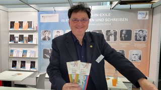 Michael Landgraf bei der Frankfurter Buchmesse. Michael Landgraf ist der Generalsekretär der Autorenvereinigung PEN. Schutz und Freiheit von Kultur, ungehinderter Gedankenaustausch, freie Meinungsäußerung: Dafür setzt sich die Autorenverband PEN ein. Gefährdet der politische Rechtsruck in Europa das Ziel?