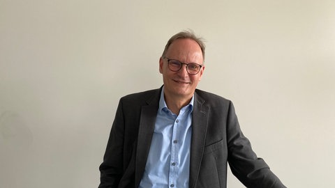Michael Reinhard, Experte PFAS-Entsorgung lacht in die Kamera.
