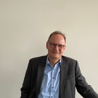 Michael Reinhard, Experte PFAS-Entsorgung lacht in die Kamera.