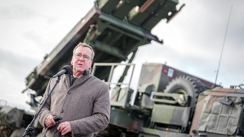 Boris Pistorius (SPD), Bundesminister der Verteidigung, gibt vor einer Flugabwehrstellung vom Typ Patriot eine Pressekonferenz. Die Bundeswehr übernimmt mit zwei Patriotsystemen den Schutz der Nato Ostflanke mit der Logistikkette für die Versorgung der Ukraine.