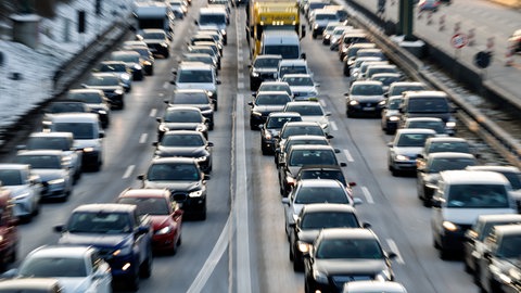 Autos stehen im Stau. Brauchen wir unsere fast 50 Millionen Autos wirklich oder stehen sie mittlerweile mehr im Stau oder der Garage? Mobilitätsforscher Prof. Andreas Knie spricht in SWR1 Leute über die Mobilität der Zukunft