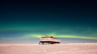 Polarlichter über der deutschen Antarktis-Forschungsstation Neumayer-Station III.