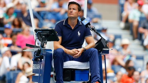 Nico Helwerth, deutscher Grand Slam-Tennis-Schiedsrichter, sitzt auf einem Schiedsrichter-Stuhl am Tennis Court. Als Schiedsrichter ist Nico Helwerth aus deutscher Sicht gesetzt bei den großen Tennis-Turnieren dieser Welt. In SWR1 Leute erzählt er, wie nervenstark ein Schiedsrichter bei den großen Tennis-Turnieren wie der US Open, French Open oder Australian Open sein muss.