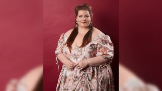 Stand-up-Comedian Nicole Jäger blickt in die Kamera.