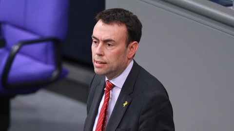 Nils Schmid, SPD, steht am Redepult im Bundestag. Die politischen Turbulenzen Frankreichs könnten auch weitreichende Folgen für Europa und Deutschland haben, darüber sprechen wir in SWR1 Leute mit Nils Schmid.