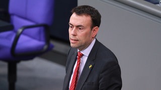 Nils Schmid, SPD, steht am Redepult im Bundestag. Die politischen Turbulenzen Frankreichs könnten auch weitreichende Folgen für Europa und Deutschland haben, darüber sprechen wir in SWR1 Leute mit Nils Schmid.