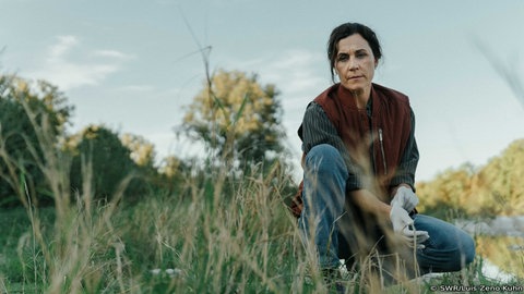ARDSWR SPUREN, FOLGE 2: Barbara Kramer (Nina Kunzendorf) am Ufer der Egenz, wo eine weitere Frauenleiche gefunden wurde.