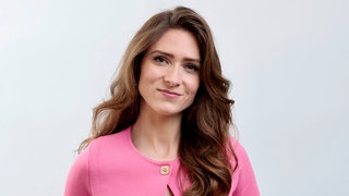 Politikwissenschaftlerin Nina Poppel schaut in die Kamera.