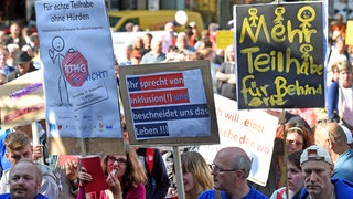 Menschen mit Behinderung demonstrieren für mehr Teilhabe. Nora Welsch setzt sich ein, gleiche Lebensbedingungen für Menschen mit und ohne Behinderung zu schaffen. Die Behindertenbeauftragte von Baden-Württemberg sitzt selbst im Rollstuhl. Sie ist zu Gast in SWR1 Leute.