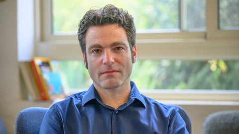 Der Musiker und Autor Ofer Waldman sucht den Dialog zwischen den Kulturen, zwischen Isreal, den Palästinensern und Mitteleuropa. Er führt ihn mit Musik und Worten. In SWR1 Leute beschreibt er den Alltag einer Familie im erneuten Nahostkonflikt.