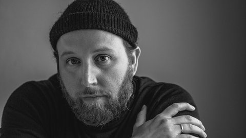 Pastor und Punkrocker Ulf Nicolai Werner schaut in die Kamera. | Zwischen Punk und Predigt