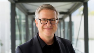Prof. Frank Brettschneider, Kommunikationswissenschaftler, lächelt in die Kamera. Prof. Frank Brettschneider ist Kommunikationswissenschaftler an der Uni Hohenheim. Er analysiert am Tag nach der Bundestagswahl in SWR1 Leute den Wahlausgang und die Ergebnisse in Baden-Württemberg.
