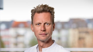 Prof. Henning Kunter, Osteoporose-Experte, blickt direkt in die Kamera.  ist ausgewiesener Experte auf diesem Gebiet und hilft Betroffenen. Er ist zu Gast in SWR1 Leute. Sechs Millionen Deutsche leiden unter Osteoporose - ihre Knochen werden brüchig. Ab dem 35. Lebensjahr beginnt der Knochenabbau. Aber er lässt sich mit Sport und Ernährung stoppen. 