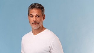 Schauspieler und Comedian Rick Kavanian schaut in die Kamera. | "Das Kanu des Manitu": Rick Kavanian spielt wieder den Dimitri