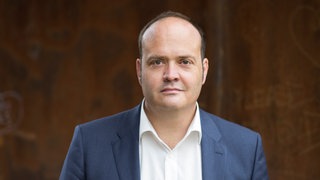 Robin Alexander, stellvertretender Chefredakteur die WELT, blickt in die Kamera.